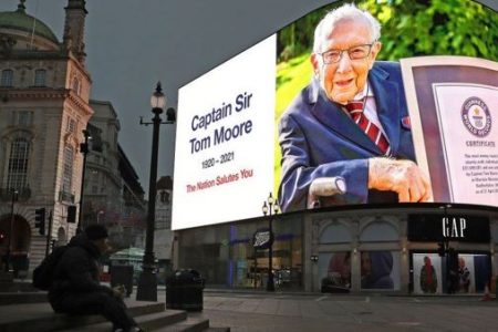 Óriáskijelzőn tisztelegtek Sir Tom Moore emléke előtt Londonban